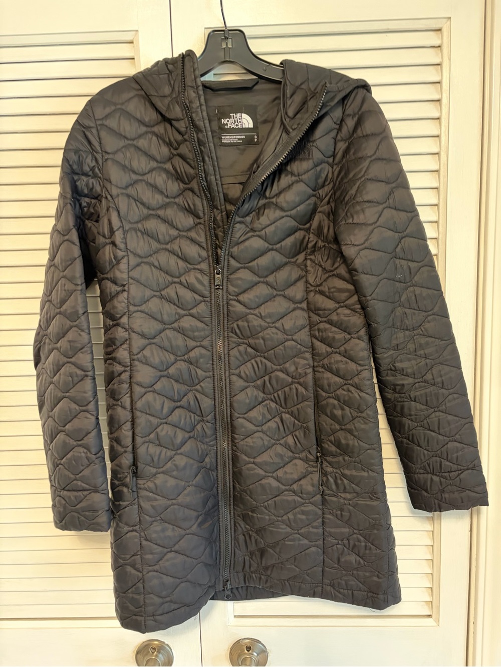 The North Face Women’s Black Quilted Hooded Puffer Coat - Picture 4 of 5